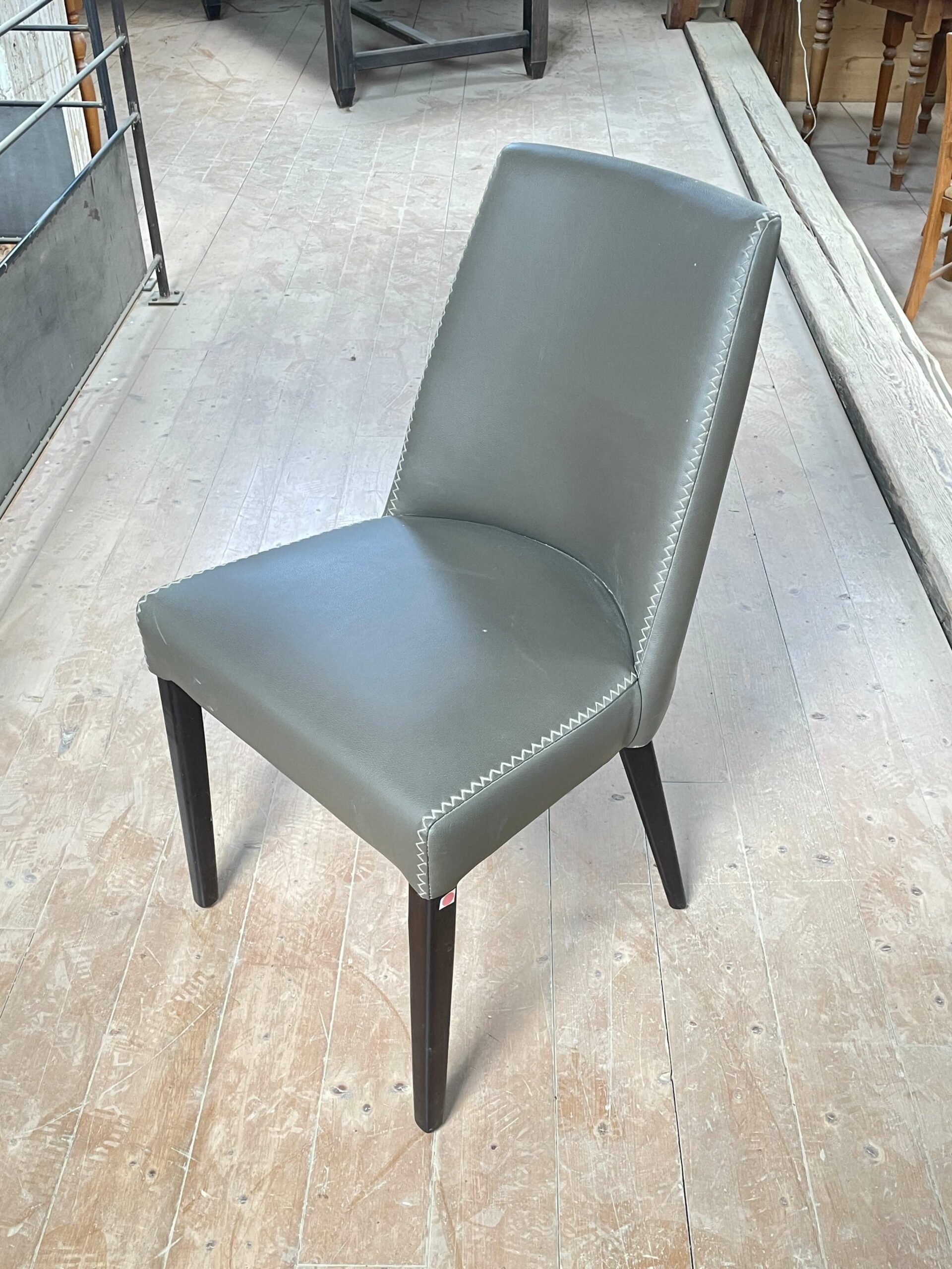 Chaise simili-anthracite